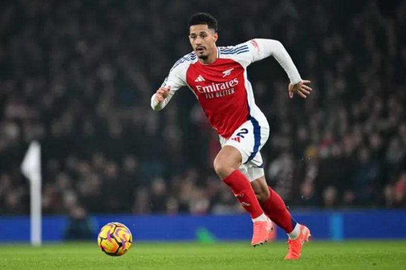 Saliba là trung vệ toàn diện của Arsenal, kết hợp tốt giữa thể chất, tốc độ và tư duy phòng ngự. 