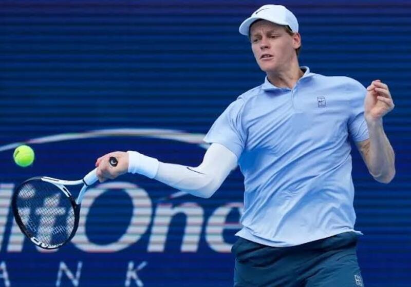 Jannik Sinner nổi bật với cú đánh cuối sân chắc chắn, tâm lý ổn định và phong độ thăng tiến mạnh mẽ. 