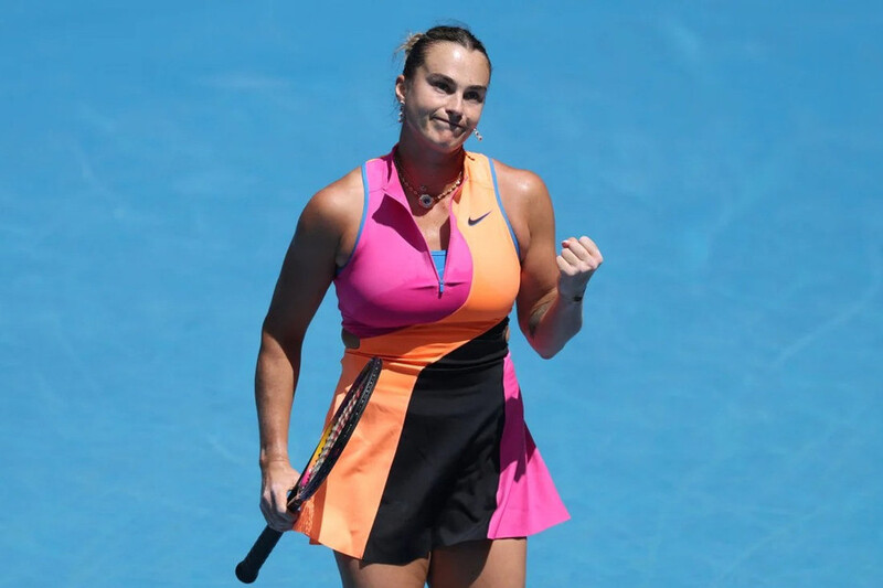 Aryna Sabalenka nổi bật với sức mạnh, cú giao bóng uy lực và lối đánh tấn công trực diện. 