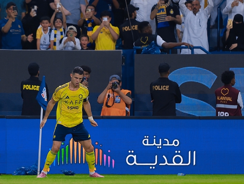 Thành tích 976 bàn cho thấy sự bền bỉ hiếm có của Ronaldo trong hơn hai thập kỷ thi đấu đỉnh cao. 