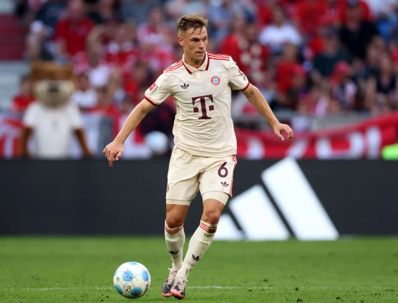 Joshua Kimmich giữ vai trò điều tiết lối chơi và kết nối các tuyến trong đội hình Bayern Munich.