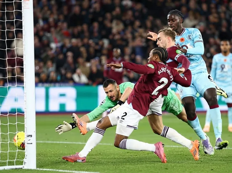West Ham nổi bật với lối chơi giàu thể lực, phản công nhanh và tinh thần chiến đấu mạnh mẽ.