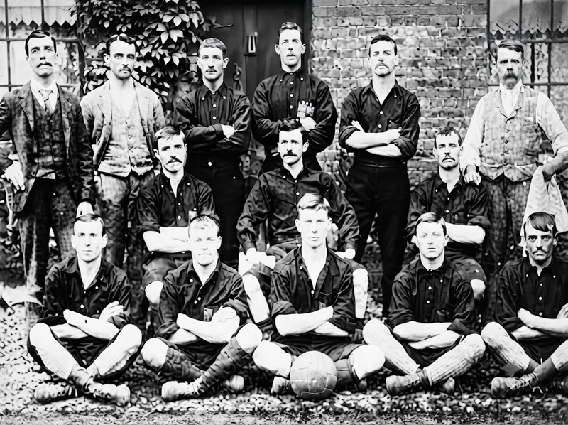 West Ham United bắt nguồn từ Thames Ironworks FC trước khi trở thành đội bóng giàu truyền thống của bóng đá Anh.