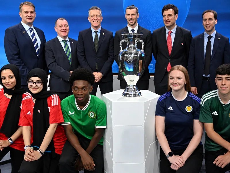 Các đội tuyển thuộc nhóm đồng chủ nhà Euro 2028 vẫn tham gia vòng loại, bên cạnh cơ chế suất dự phòng được UEFA áp dụng.